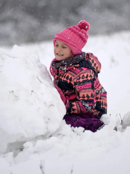 Little Girl Playing Winter Snow — Fotografia de Stock