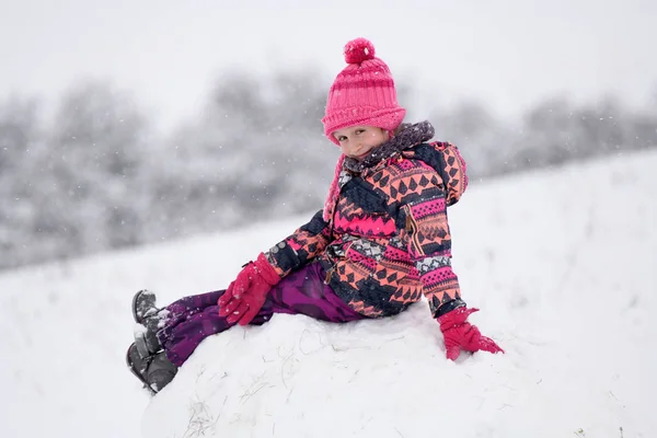 Little Girl Playing Winter Snow — Fotografia de Stock