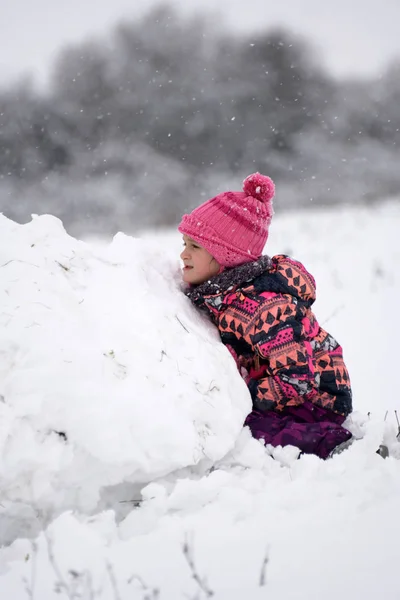 Little Girl Playing Winter Snow — 스톡 사진