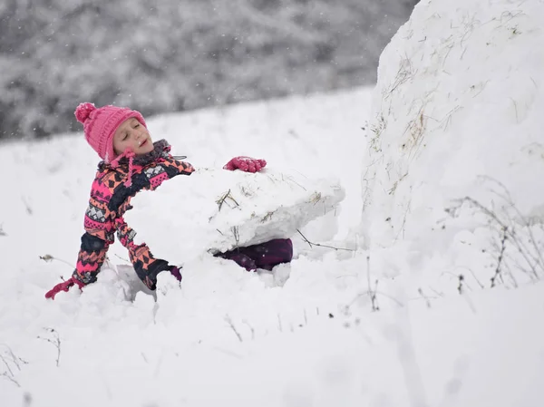 Little Girl Playing Winter Snow — Stockfoto