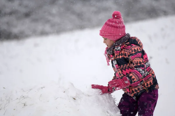 Little Girl Playing Winter Snow — Stok fotoğraf