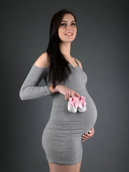 Studio Portrait Beautiful Pregnant Woman Baby Booties Hand — Stok fotoğraf