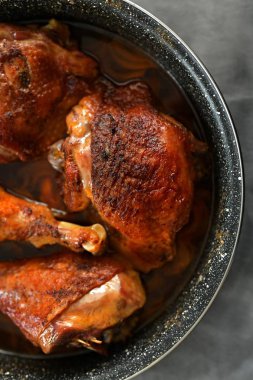 tavada baharatlı tavuk.