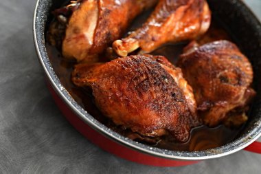 tavada baharatlı tavuk.