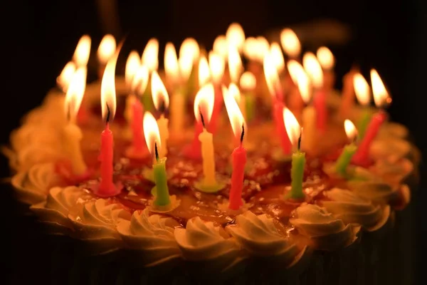 Bolo Aniversário Com Vela Fundo Escuro — Fotografia de Stock