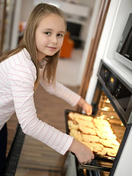 Χαριτωμένο Κοριτσάκι Διασκεδάζει Την Προετοιμασία Ενός Πιάτου Στην Κουζίνα — Φωτογραφία Αρχείου