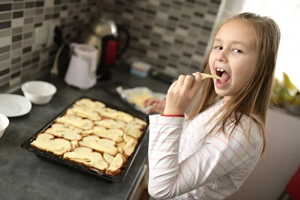 Χαριτωμένο Κοριτσάκι Διασκεδάζει Την Προετοιμασία Ενός Πιάτου Στην Κουζίνα — Φωτογραφία Αρχείου