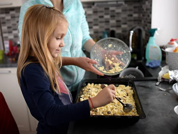 Linda Niña Divirtiéndose Con Madre Para Preparar Plato Cocina —  Fotos de Stock