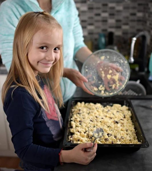 Χαριτωμένο Κοριτσάκι Έχει Διασκέδαση Μητέρα Προετοιμάσει Ένα Πιάτο Στην Κουζίνα — Φωτογραφία Αρχείου