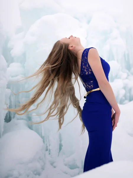 Retrato Bela Jovem Mulher Vestido Azul Posando Inverno Livre Rainha — Fotografia de Stock