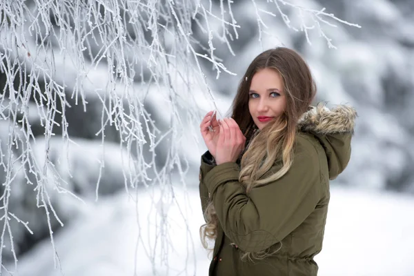 Felice Giovane Donna Che Cammina Inverno — Foto Stock