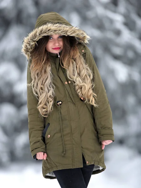Szczęśliwa Młoda Kobieta Spaceru Okresie Zimowym — Zdjęcie stockowe