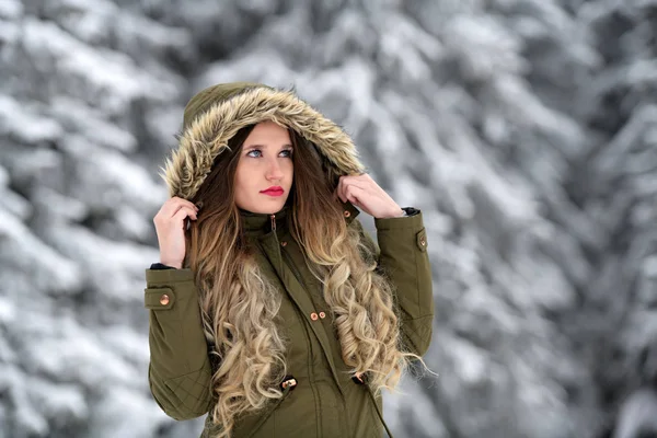 Felice Giovane Donna Che Cammina Inverno — Foto Stock