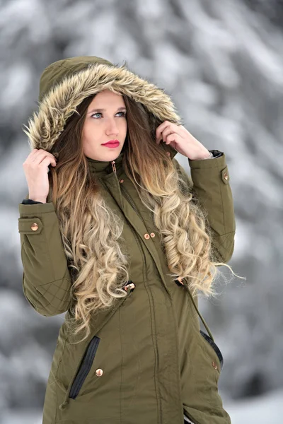 Feliz Joven Mujer Caminando Invierno —  Fotos de Stock