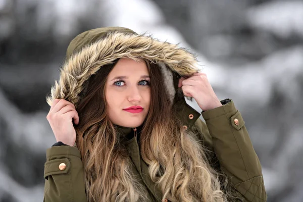冬時間で歩く幸せな若い女 — ストック写真