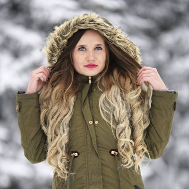 Kışın açık havada çekici bir genç kadın.