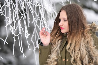 Kışın açık havada çekici bir genç kadın.