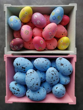 Sepetlerdeki Paskalya yumurtalarını renklendir