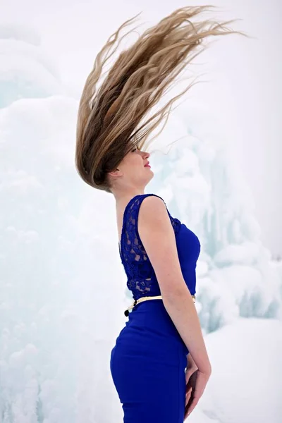 Egy Gyönyörű Kék Ruhás Fiatal Portréja Aki Télen Szabadban Pózol — Stock Fotó