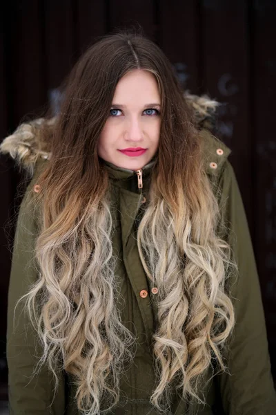 Atrakcyjna Młoda Kobieta Zimie Świeżym Powietrzu — Zdjęcie stockowe