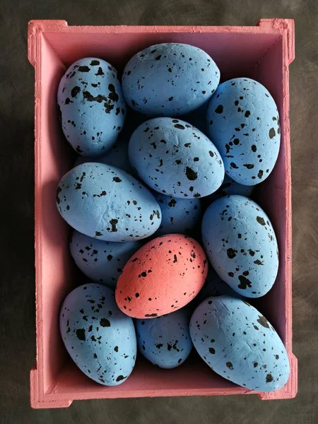 Пасхальные Яйца Перепела Розовой Корзине — стоковое фото
