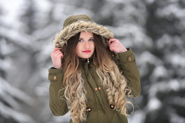 Attraktive Junge Frau Winter Draußen — Stockfoto