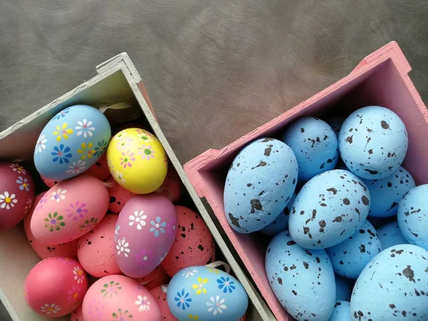 Barva Velikonočních Vajec Koších — Stock fotografie