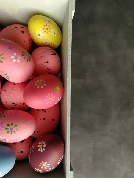 Huevos Pascua Codorniz Canasta Rosa Con Espacio Para Copiar — Foto de Stock