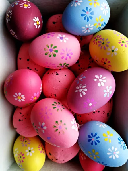 Цветные Пасхальные Яйца Корзине — стоковое фото