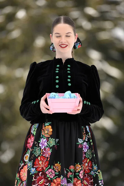 Ritratto Invernale Bella Donna Slovacca Abito Tradizionale Con Uova Pasqua — Foto Stock