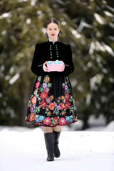 Retrato Invierno Hermosa Mujer Eslovaca Vestido Tradicional Con Huevos Pascua — Foto de Stock