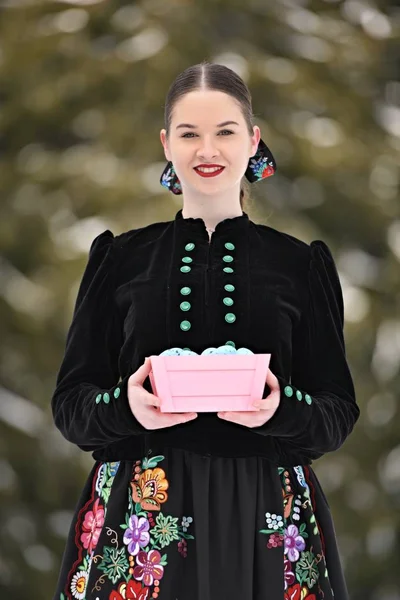 Зимовий Портрет Красивої Словацької Жінки Традиційному Вбранні Кольоровими Пасхальними Яйцями — стокове фото