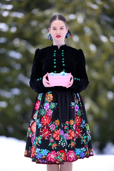 Zimowy Portret Pięknej Kobiety Slovak Tradycyjnej Sukience Kolorowymi Pisankami — Zdjęcie stockowe
