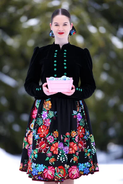 Winter Portret Van Mooie Slovak Vrouw Traditionele Jurk Met Kleur — Stockfoto