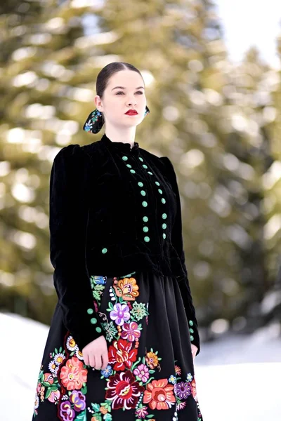 Portrait Femme Folklorique Slovaque Dans Forêt Hiver — Photo