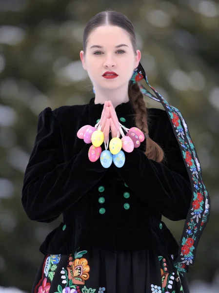Зимний Портрет Красивой Словацкой Женщины Традиционном Платье Цветными Пасхальными Яйцами — стоковое фото