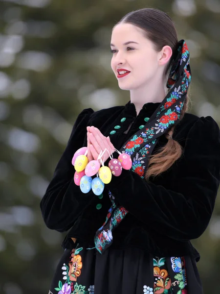 Zimní Portrét Krásné Slovenské Ženy Tradičních Šatech Barevnými Velikonočními Vejci — Stock fotografie