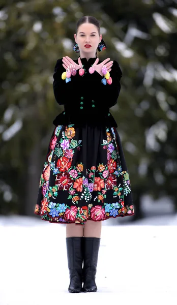 Zimowy Portret Pięknej Kobiety Slovak Tradycyjnej Sukience Kolorowymi Pisankami — Zdjęcie stockowe