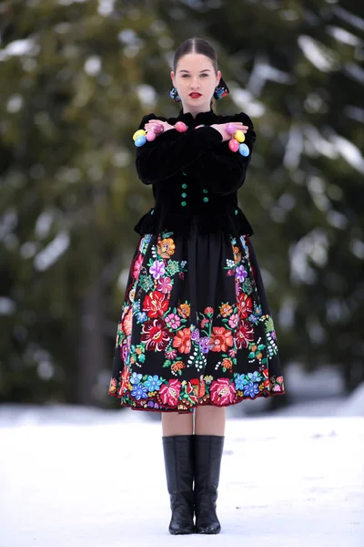 Retrato Inverno Bela Mulher Eslovaca Vestido Tradicional Com Ovos Páscoa — Fotografia de Stock