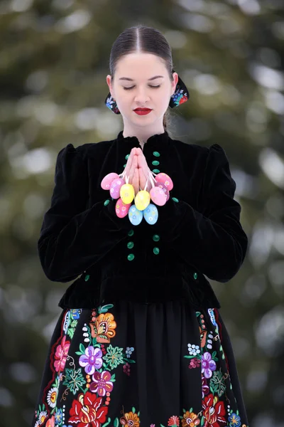 Retrato Invierno Hermosa Mujer Eslovaca Vestido Tradicional Con Huevos Pascua — Foto de Stock