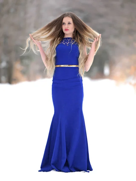 Portret Van Een Mooie Jonge Vrouw Blauwe Jurk Poserend Winter — Stockfoto