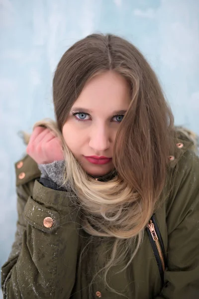 Kışın Açık Havada Çekici Bir Genç Kadın — Stok fotoğraf