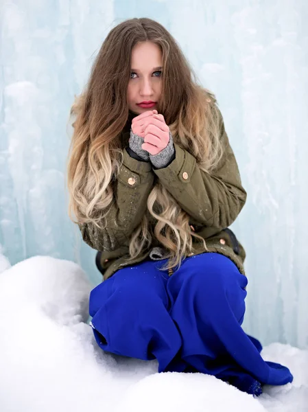 Заморожена Молода Жінка Взимку Відкритому Повітрі — стокове фото