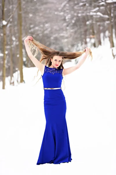Retrato Una Hermosa Mujer Joven Vestido Azul Posando Invierno Aire —  Fotos de Stock