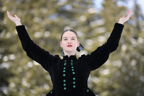 Portrét Slovenské Folklórní Ženy Zimním Lese — Stock fotografie