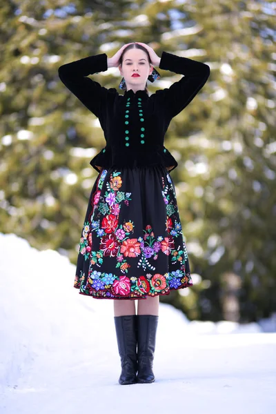 Donna Folklore Slovacca Inverno — Foto Stock