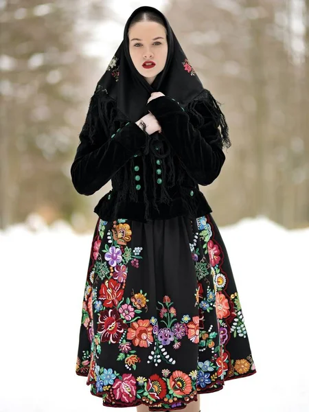 Słowackiego Folkloru Kobieta Zimie — Zdjęcie stockowe