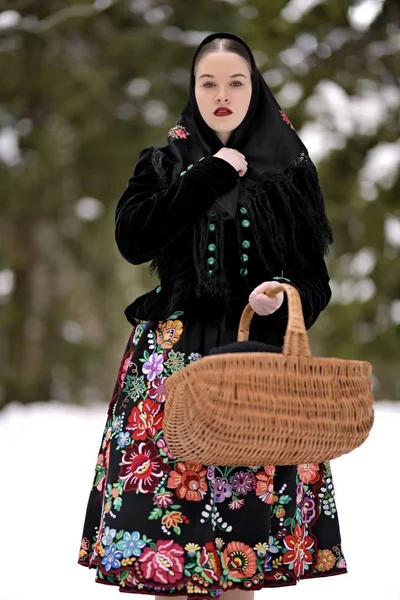 Mujer Folklore Eslovaco Invierno — Foto de Stock