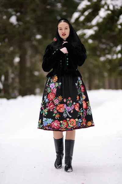 Словацкая Фольклорная Женщина Зимой — стоковое фото