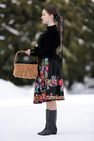 Slowaakse Folklore Vrouw Winter — Stockfoto